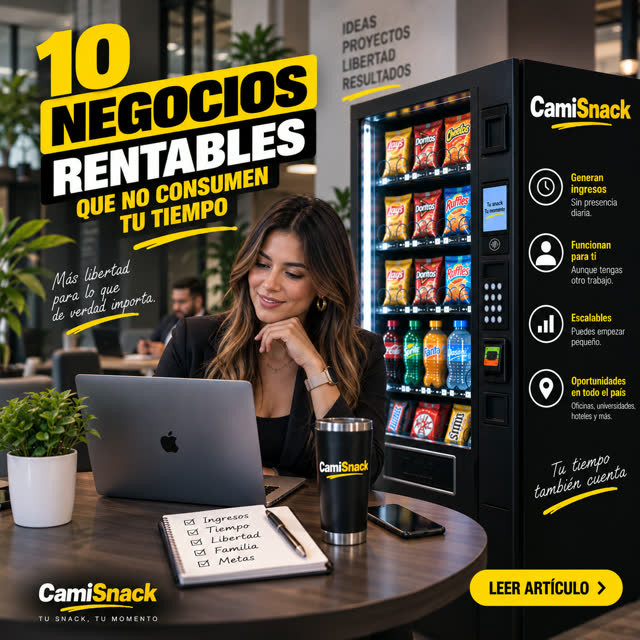 Mujer trabajando desde la laptop mientras su máquina expendedora vende sola